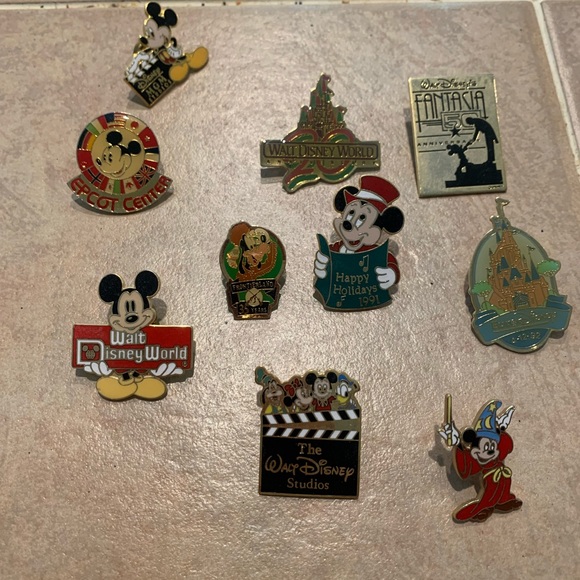 Vintage Happy Holidays 1991 Disney pin from DisneyWorld - Picture 3 of 3